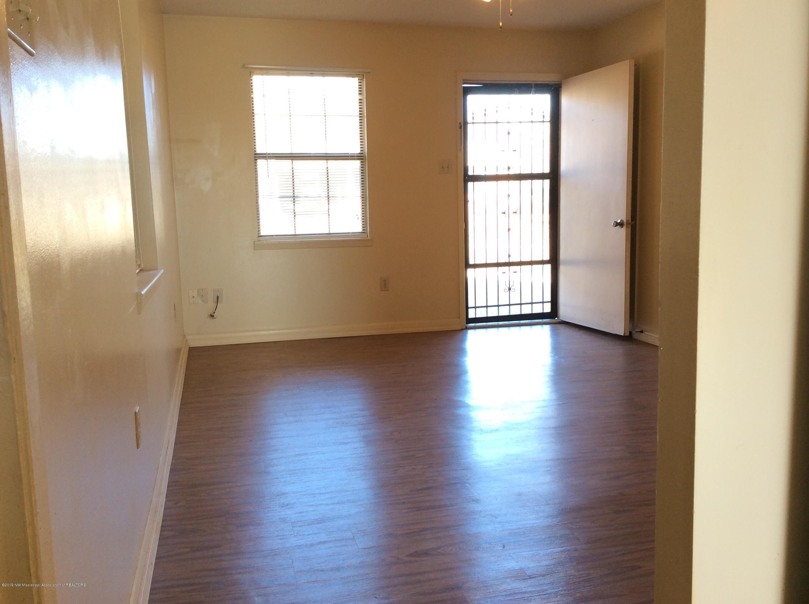 81 East Oak Grove Road Hernando, MS 38632 - Photo 4 of 30 image