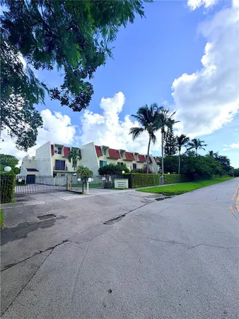 $2,350 | 1655 Northeast 115th Street, Unit 11B, Miami, FL 33181