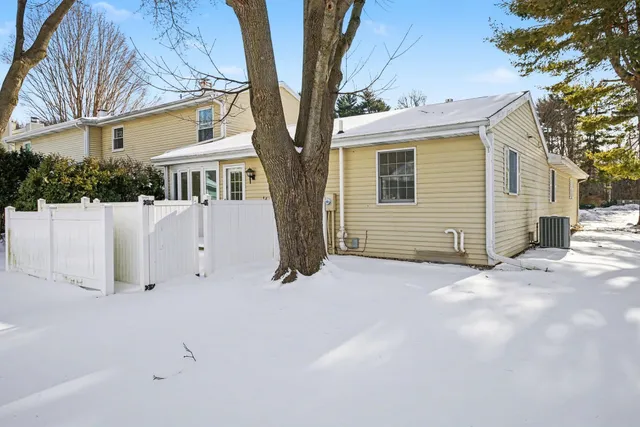 $179,900 | 3600 Beechwood Court, Elkhart, IN 46514