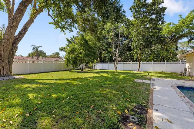 a view of yard with green space