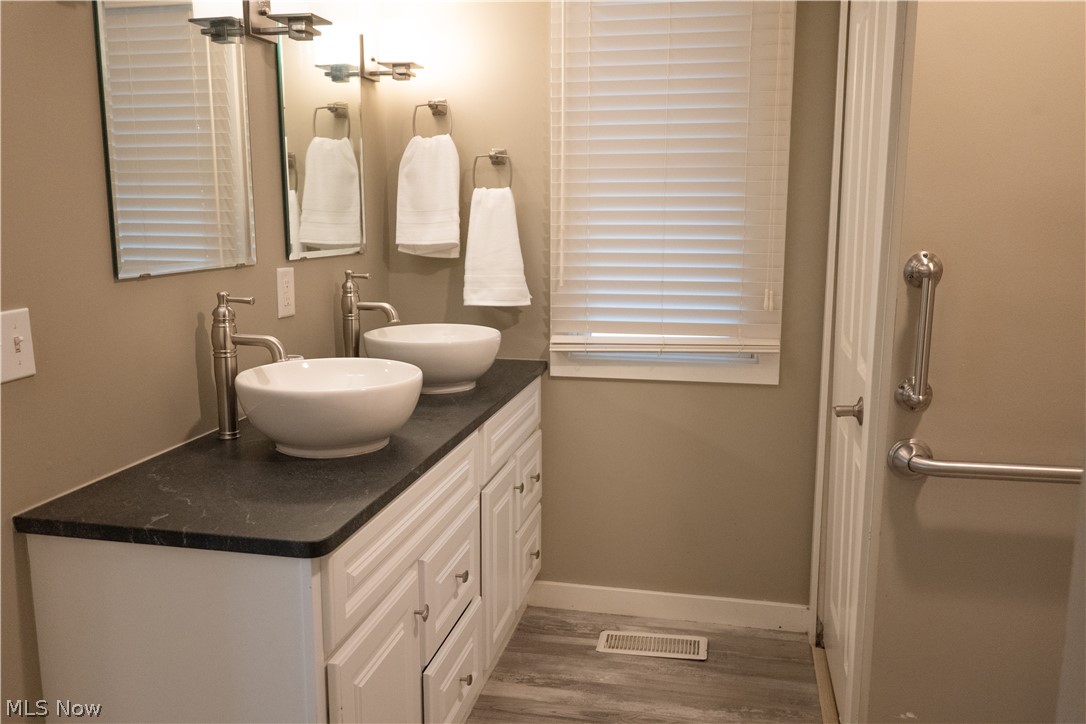 181 Sunset Road Avon Lake, OH 44012 - Photo 15 of 35 Full Bath Primary Suite Main Level