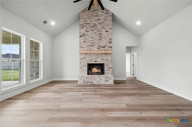 a large kitchen with kitchen island a large island in it