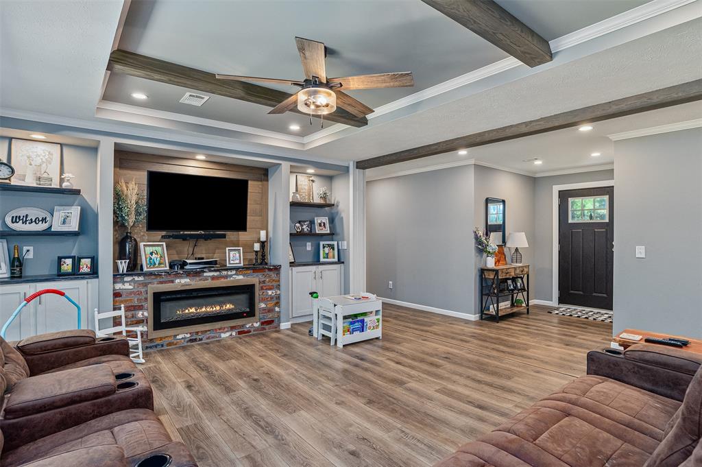339 Cycle Plant Road Benton, LA 71006 - Photo 3 of 25 a living room with furniture and a flat screen tv
