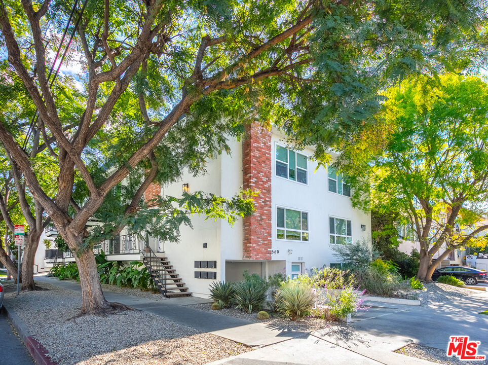 560 North Kings Road, Unit 2 West Hollywood, CA 90048 - Photo 12 of 12 a front view of a house with garden