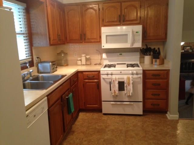 998 Stonegate Road Greenwood, IN 46142 - Photo 7 of 15 Gallery Image 7