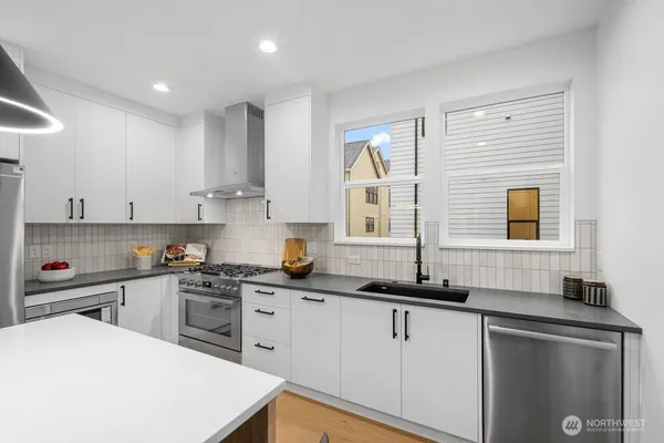 $1,239,990 | 976 7th Avenue Northwest, Issaquah, WA 98027