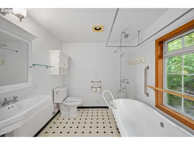 $670,000 | 140 Bayview Avenue, Depoe Bay, OR 97341