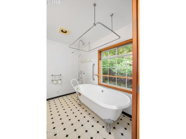 $670,000 | 140 Bayview Avenue, Depoe Bay, OR 97341