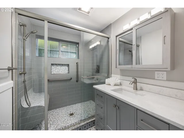 $670,000 | 140 Bayview Avenue, Depoe Bay, OR 97341