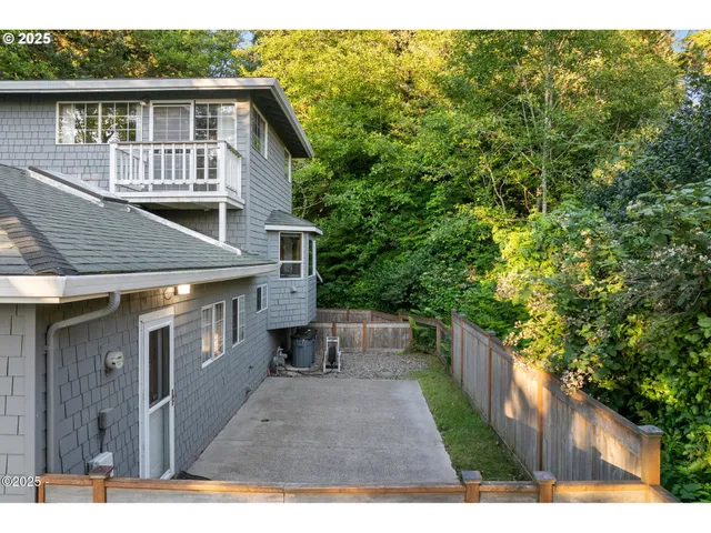 $670,000 | 140 Bayview Avenue, Depoe Bay, OR 97341