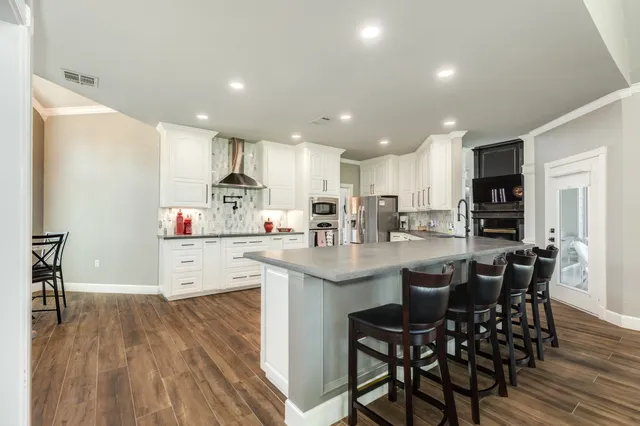 $898,888 | 692 County Road 605, Angleton, TX 77515