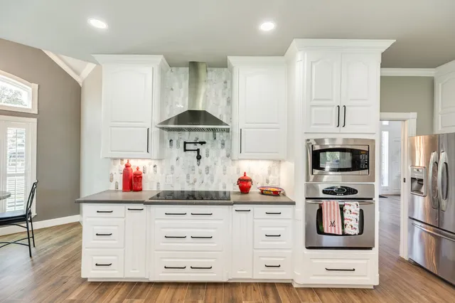 $898,888 | 692 County Road 605, Angleton, TX 77515