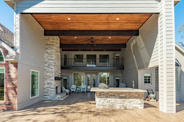 $898,888 | 692 County Road 605, Angleton, TX 77515