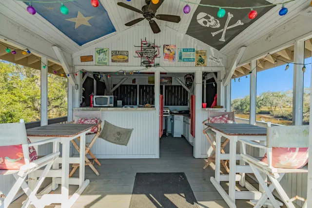 $898,888 | 692 County Road 605, Angleton, TX 77515