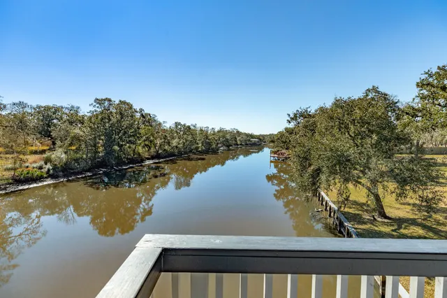 $898,888 | 692 County Road 605, Angleton, TX 77515