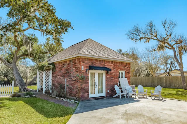 $898,888 | 692 County Road 605, Angleton, TX 77515