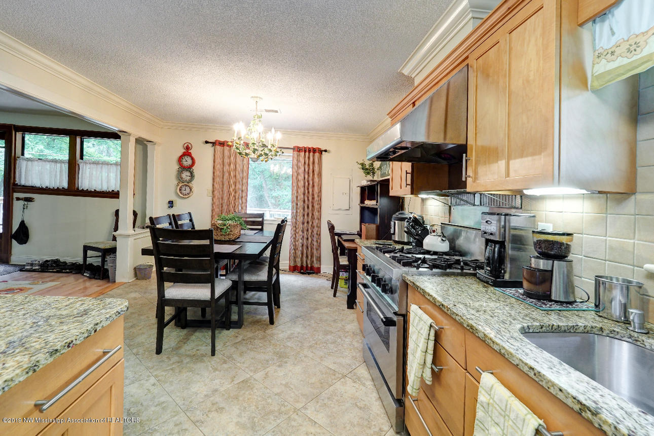 458 East Sweetwater Road Byhalia, MS 38611 - Photo 11 of 34 Loads of custom cabinets