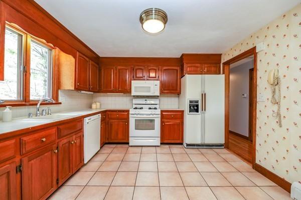 95 Pilgrim Road Braintree, MA 02184 - Photo 3 of 37 Gallery Image 3