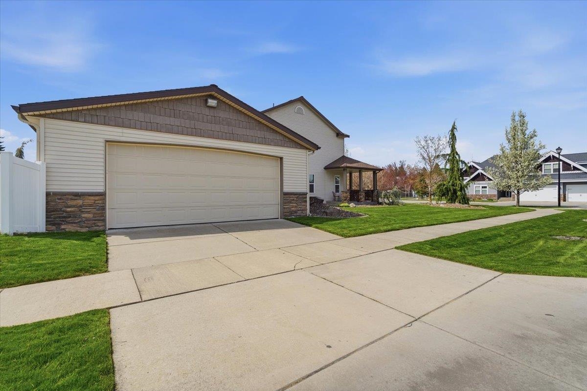 621 East Round Up Circle Hayden, ID 83835 - Photo 3 of 32