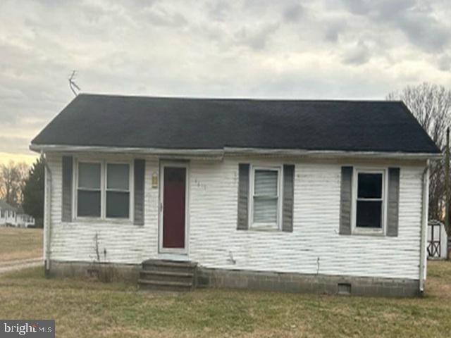 a front view of a house with garage