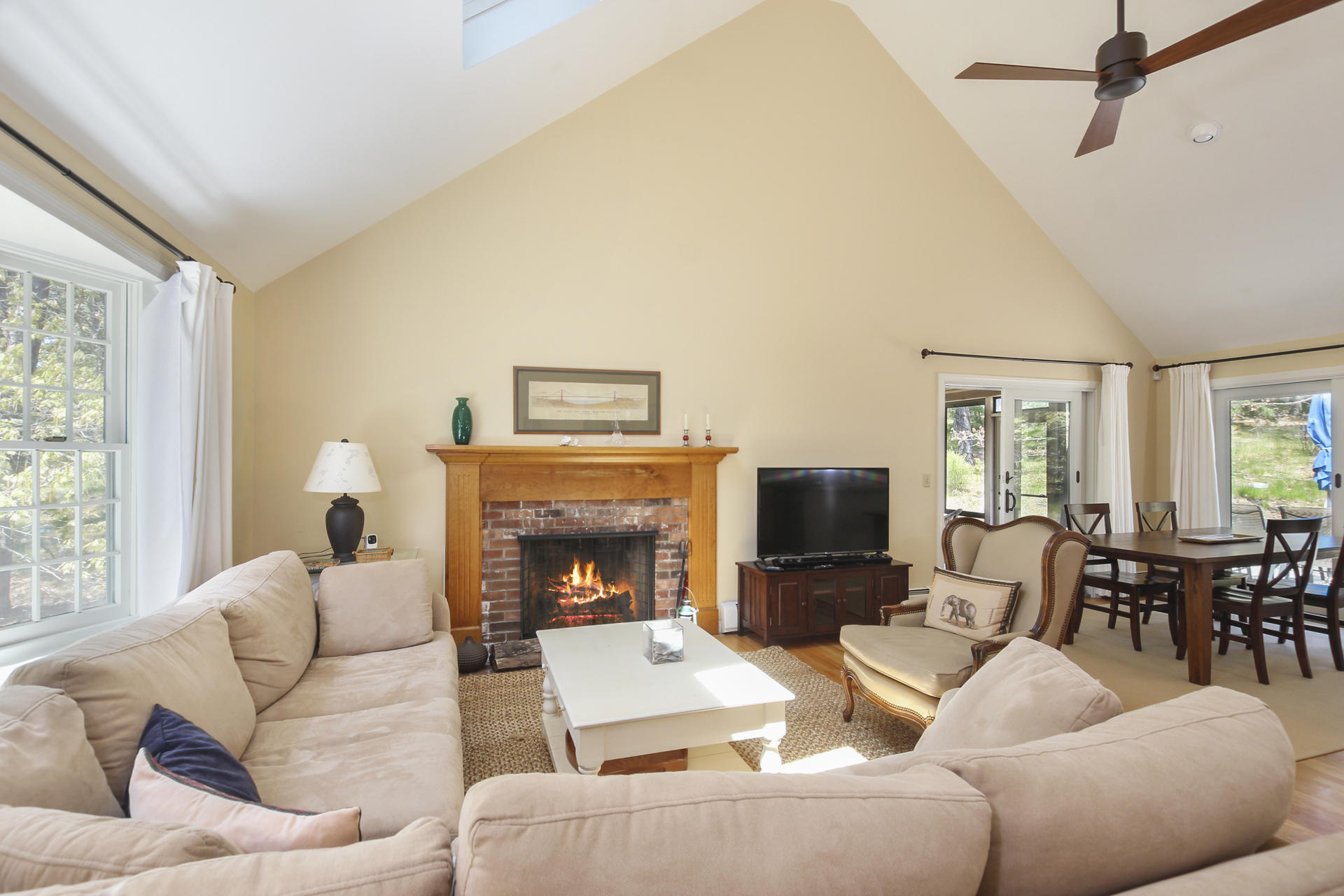 007-photo-living-room-7102173