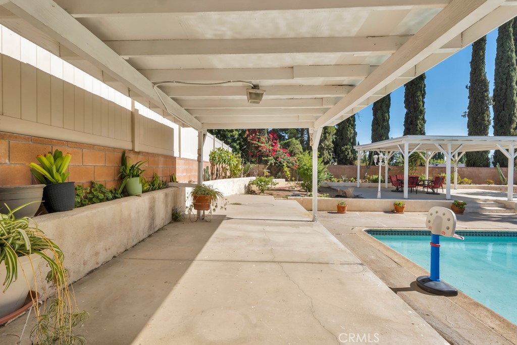 14024 Tyler Street Sylmar, CA 91342 - Photo 7 of 50 a lobby with furniture and window