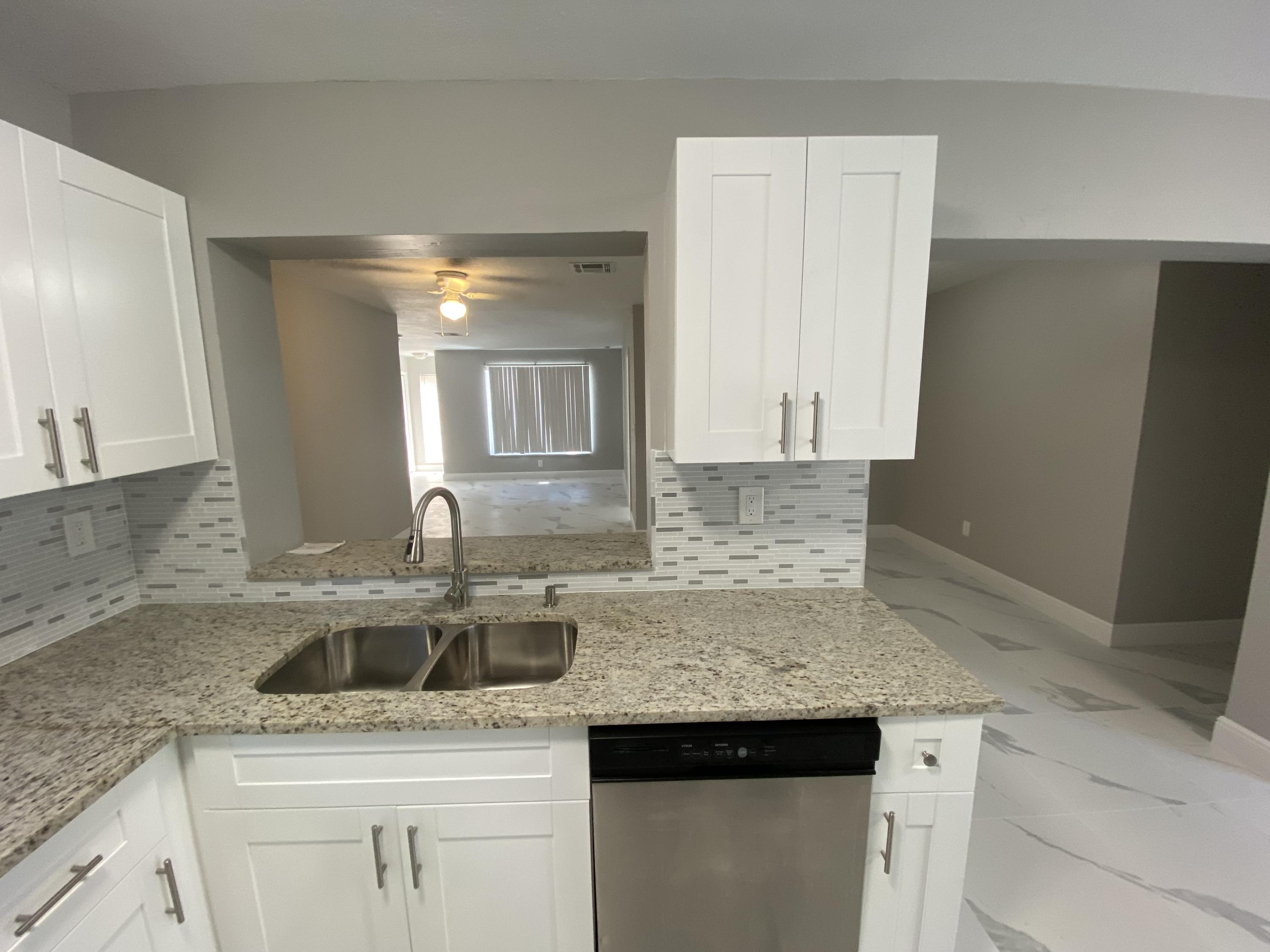 175 Southeast 27th Place Boynton Beach, FL 33435 - Photo 2 of 18 GRANITE COUNTERS