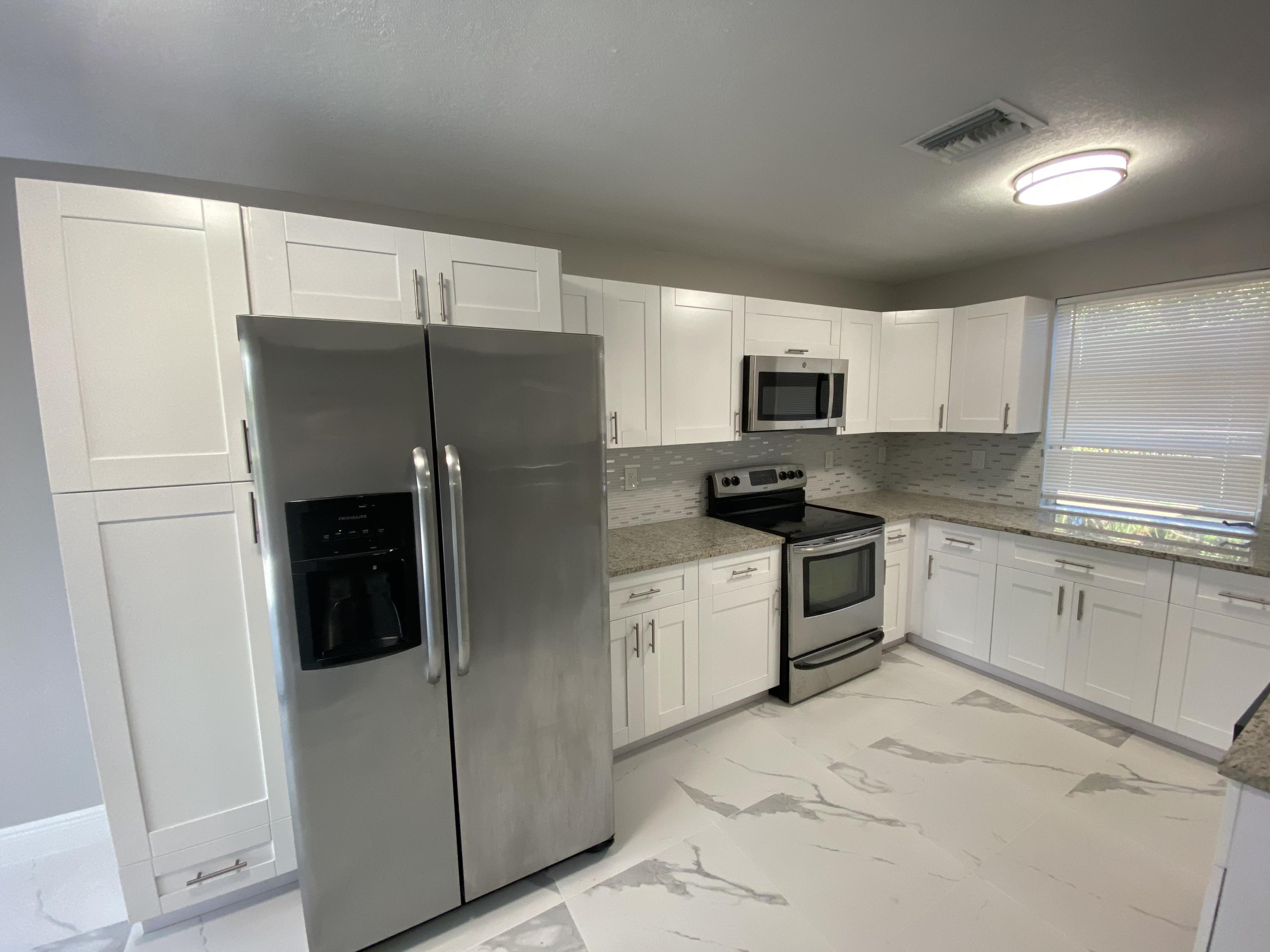 175 Southeast 27th Place Boynton Beach, FL 33435 - Photo 3 of 18 STAINLES STEEL APPLIANCES