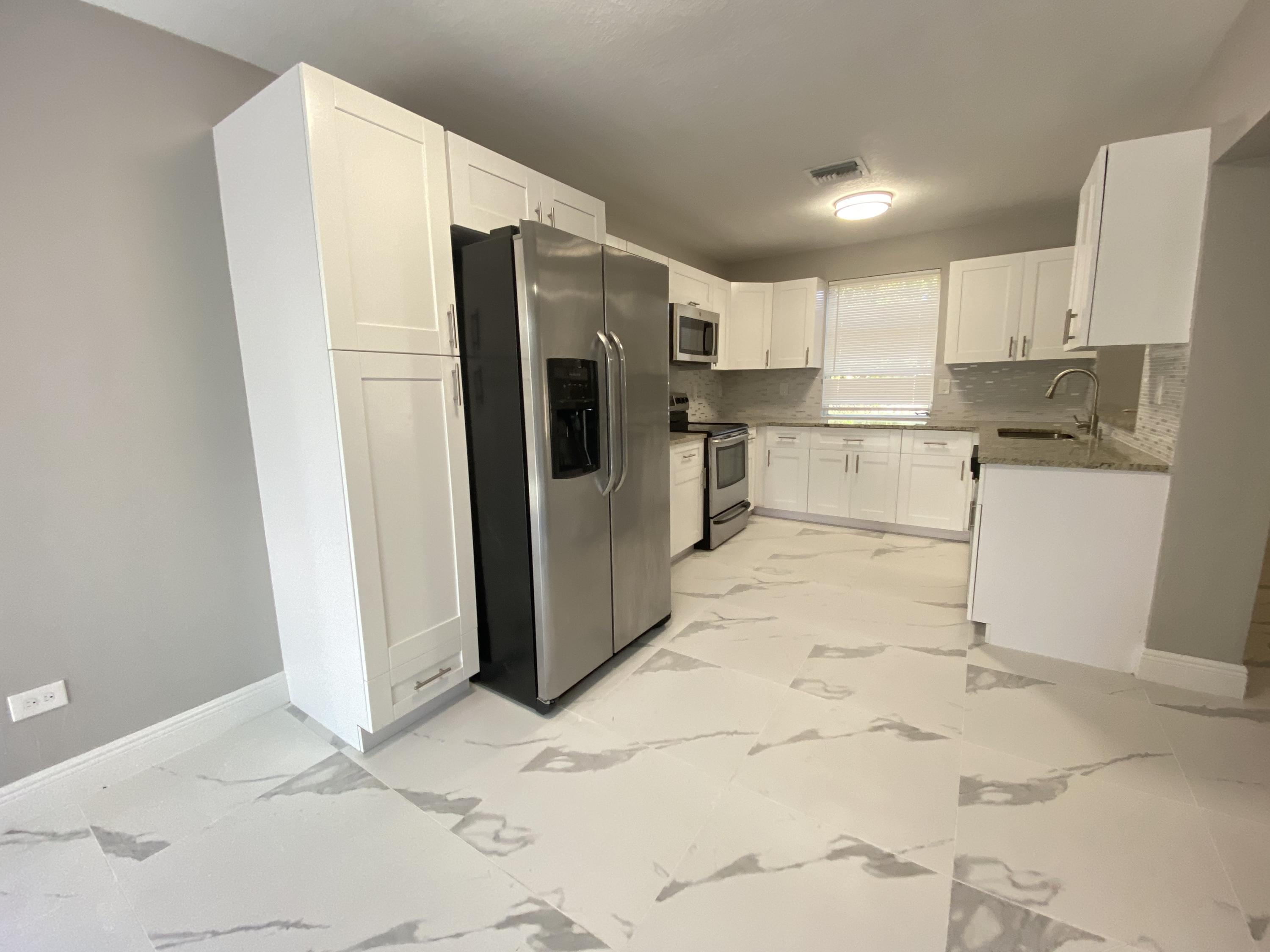 175 Southeast 27th Place Boynton Beach, FL 33435 - Photo 4 of 18 GREAT KITCHEN SPACE