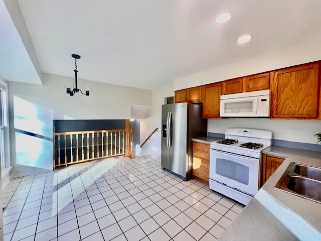 $3,100 | 2112 North Kennicott Drive, Arlington Heights, IL 60004