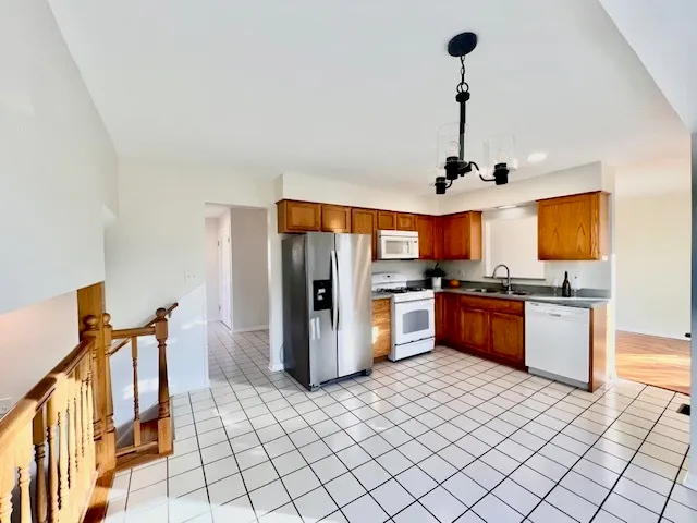 $3,100 | 2112 North Kennicott Drive, Arlington Heights, IL 60004
