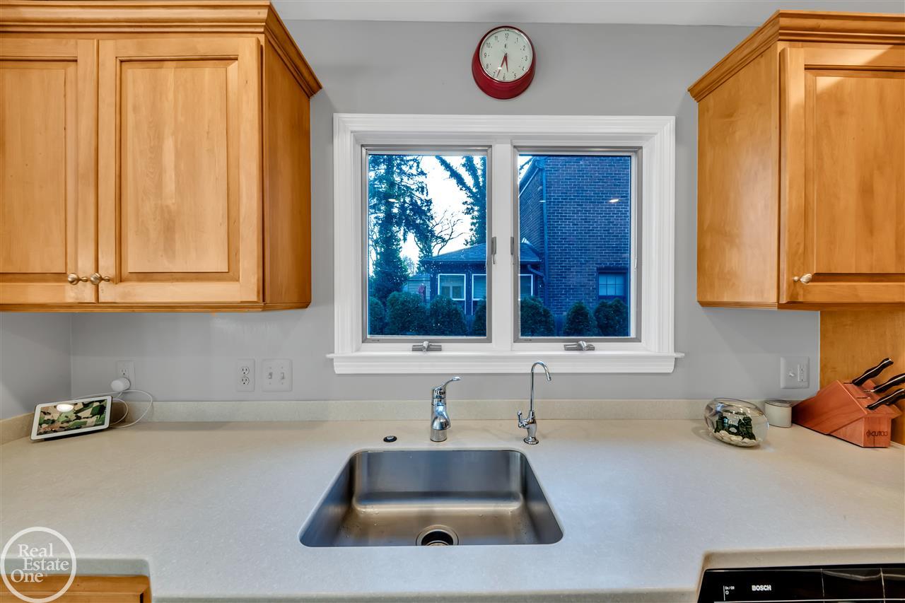 256 Ridgemont Road Grosse Pointe, MI 48236 - Photo 5 of 30 50029452-4.JPG