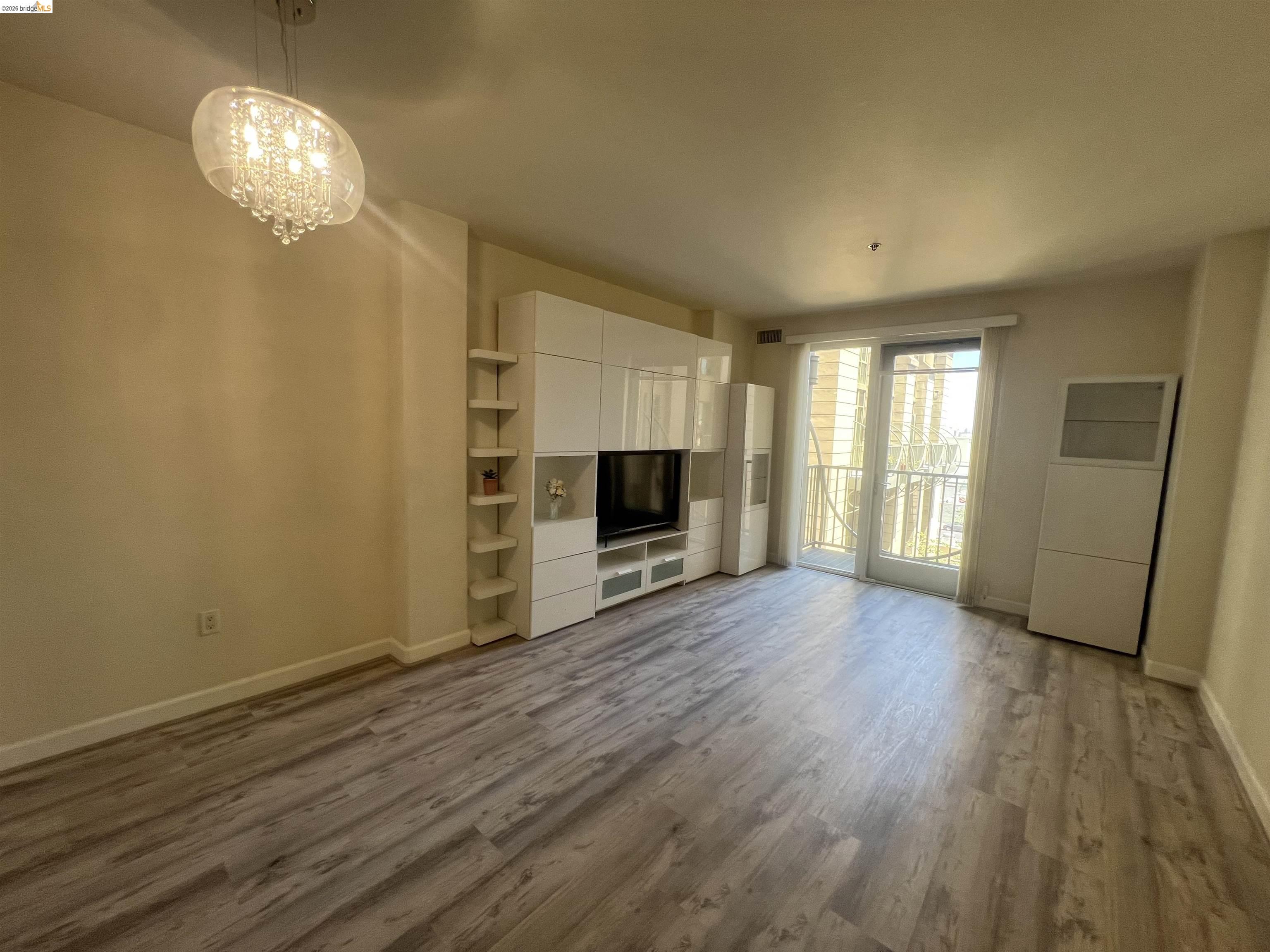 423 7th Street, Unit 313 Oakland, CA 94607 - Photo 2 of 11 Living room