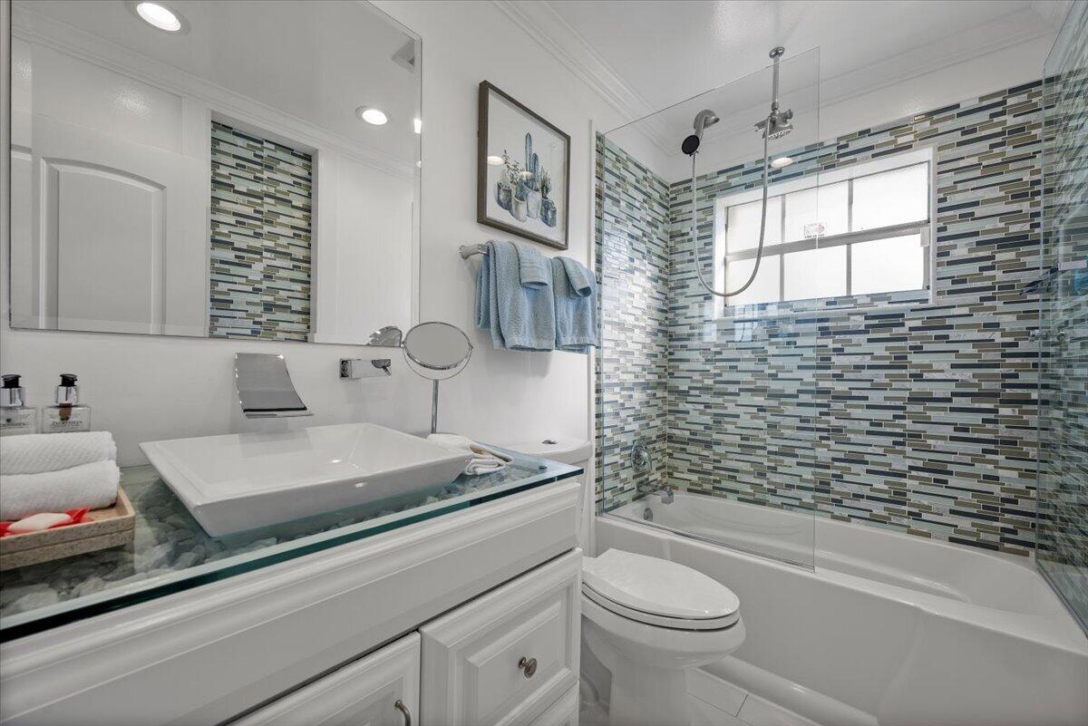 102 Doe Trail Jupiter, FL 33458 - Photo 15 of 21 Guest Bathroom