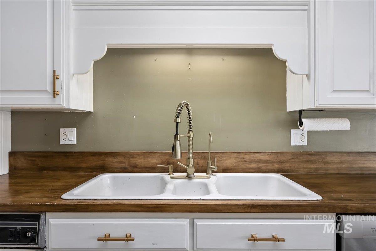 813 7th Street Rupert, ID 83350 - Photo 22 of 48 Kitchen sink with a dual basin, a high-arc pull-down faucet, and a separate drinking water tap