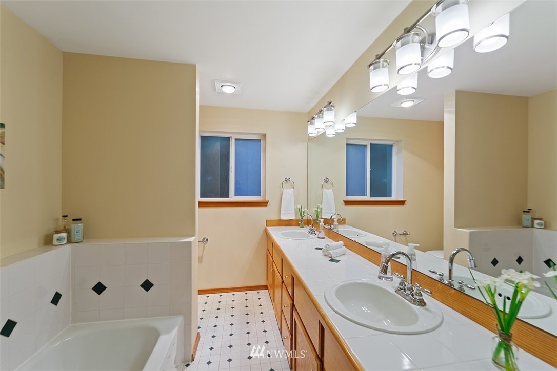 5809 135th Place Southwest Edmonds, WA 98026 - Photo 11 of 16 Gallery Image 11