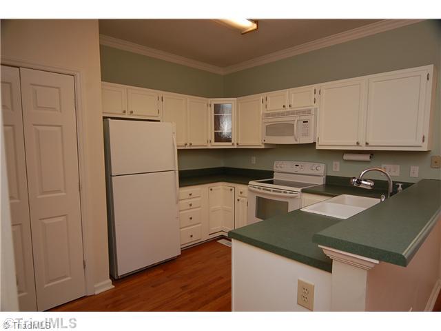 3727 Harrington Point High Point, NC 27265 - Photo 6 of 16 Kitchen.
