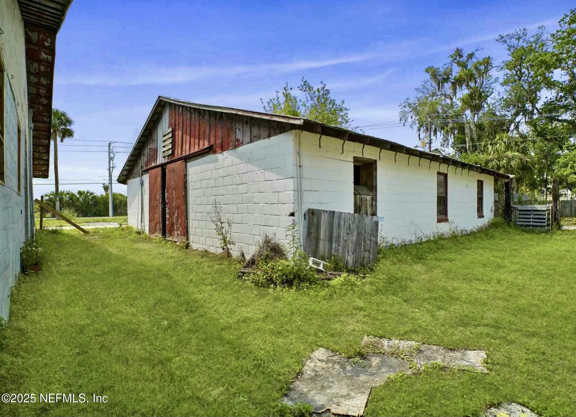 115 La Quinta Place St. Augustine, FL 32084 - Photo 8 of 32 a backyard of a house with plants and tree