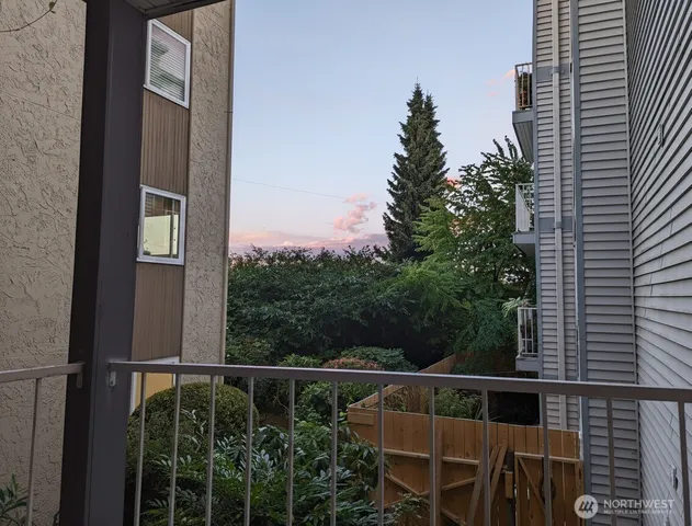 $564,000 | 2419 8th Avenue North, Unit 202, Seattle, WA 98109