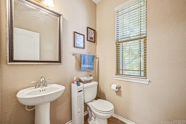 a view of entryway with workspace and livingroom view