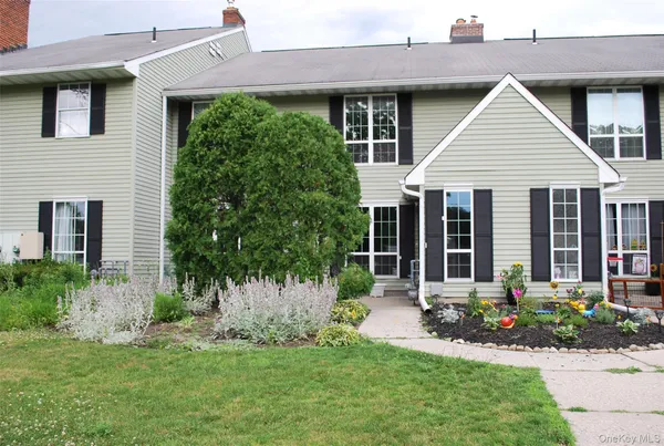 $385,000 | 47 Homestead Village Drive, Warwick, NY 10990