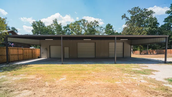 a view of a backyard