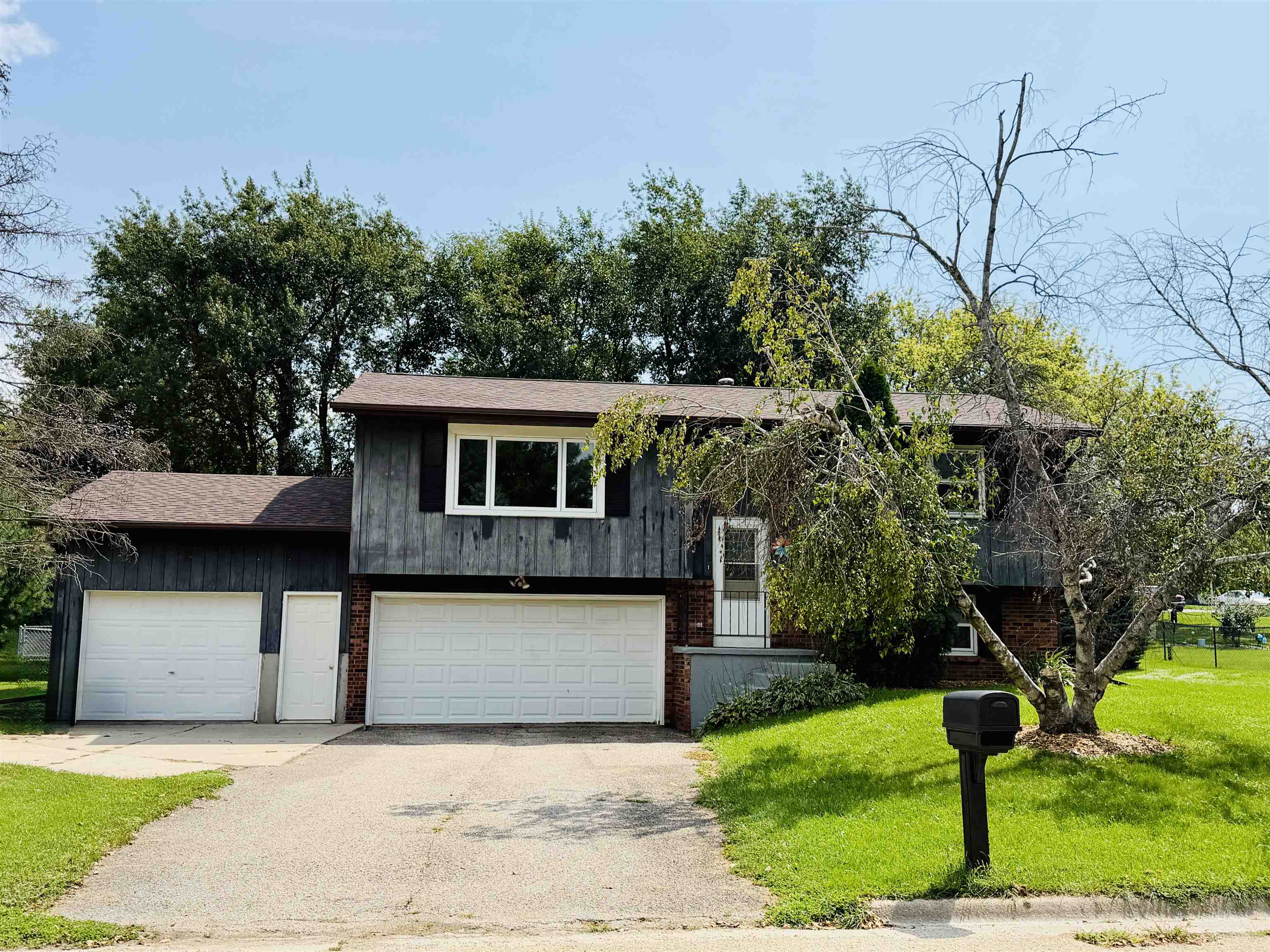 2210 Ridgeway Road Monroe, WI 53566 - Photo 3 of 41 Gallery Image 3
