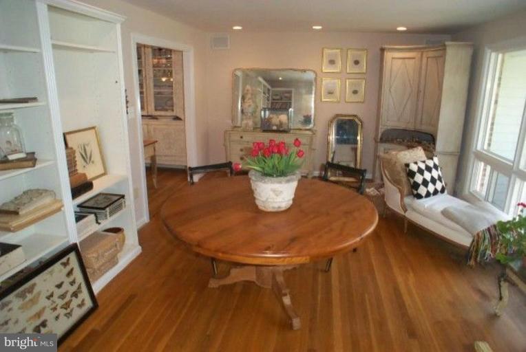 2415 Silver Fox Lane Reston, VA 20191 - Photo 6 of 30 Living Room
