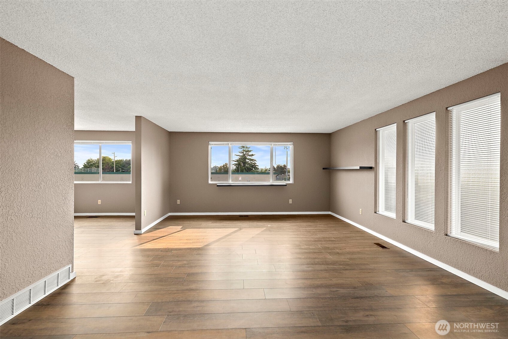 2516 Rockefeller Avenue, Unit A B Everett, WA 98201 - Photo 3 of 37