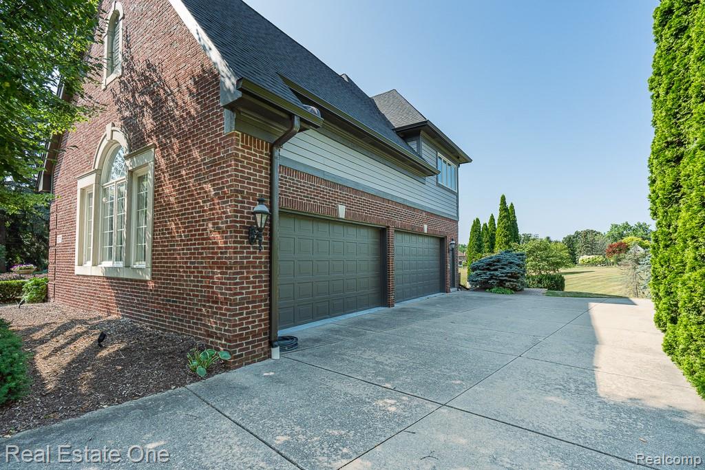 5575 Murfield Drive Rochester, MI 48306 - Photo 48 of 53 4-car side-entry garage