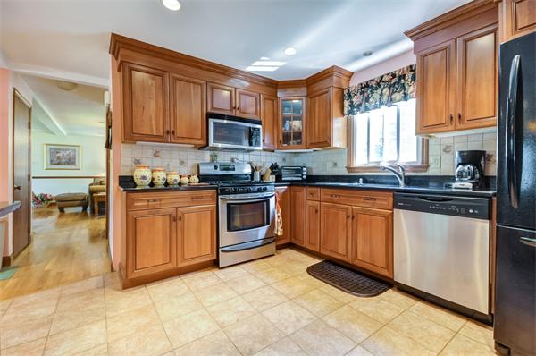 33 Lawrence Road Plymouth, MA 02360 - Photo 10 of 30 Gallery Image 10
