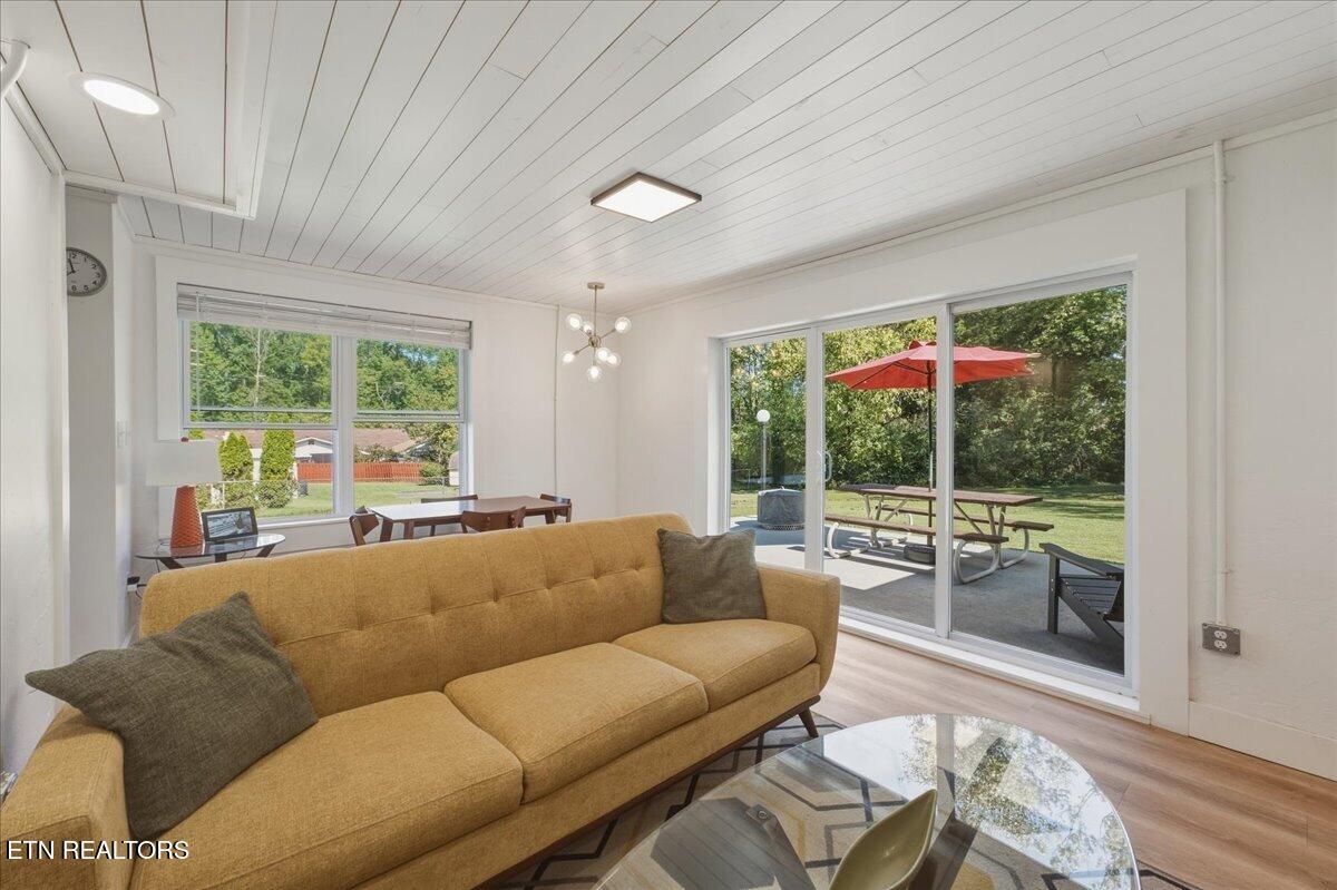 115 Pratt Lane Oak Ridge, TN 37830 - Photo 7 of 32 08-Living Room