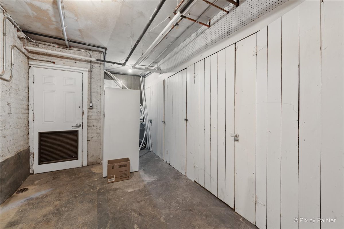 5428 North Campbell Avenue, Unit GS Chicago, IL 60625 - Photo 14 of 14 a view of a livingroom with an empty space and a fireplace
