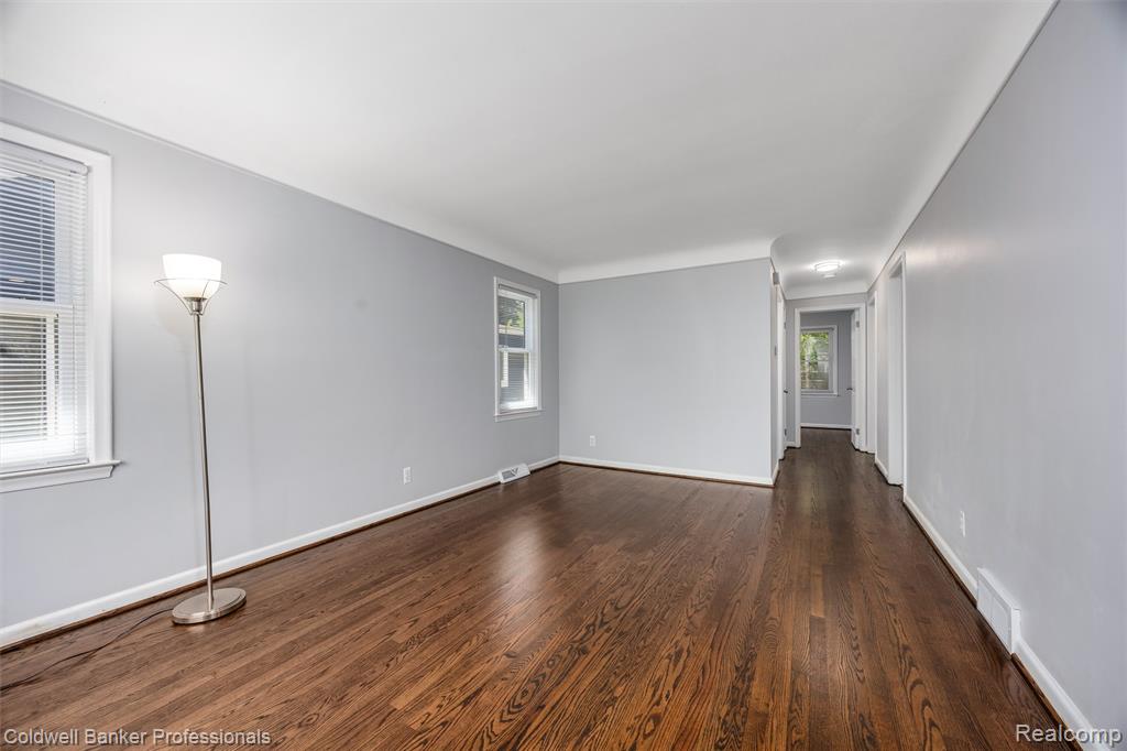 2050 Ridgemont Road Grosse Pointe Woods, MI 48236 - Photo 4 of 22